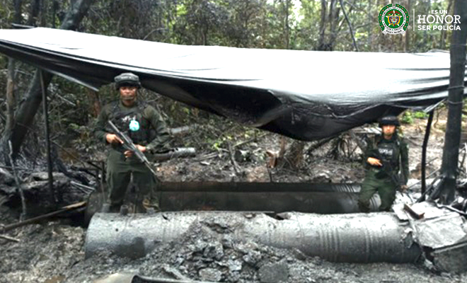 Policías desmantelando procesamiento ilegal de hidrocarburos