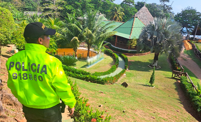 Personas capturadas-policías custodiando