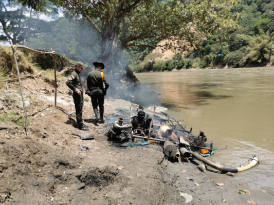 Golpe Económico a la minería ilegal: policía destruye 5 dragas en caldas