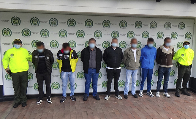 7 personas capturadas-policías custodiando 