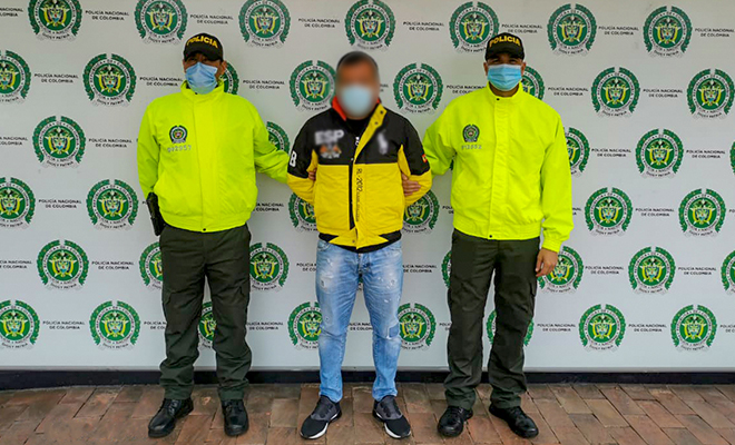 una persona capturada-policías custodiando