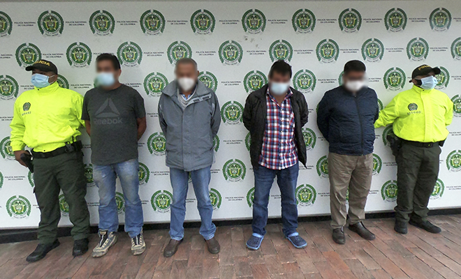 4 personas capturadas-policías custodiando 