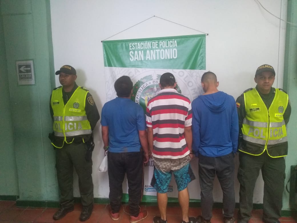 Policía del cuadrante custodian a capturados por hurto de cable de servicios públicos