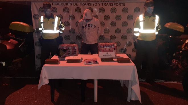 una persona capturada-policías custodiando-alucinógenos incautados 