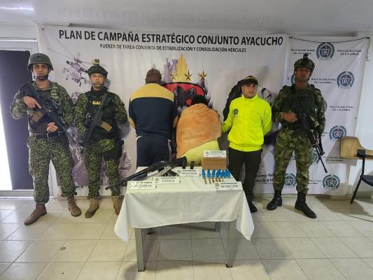Persona capturada-policías custodiando 