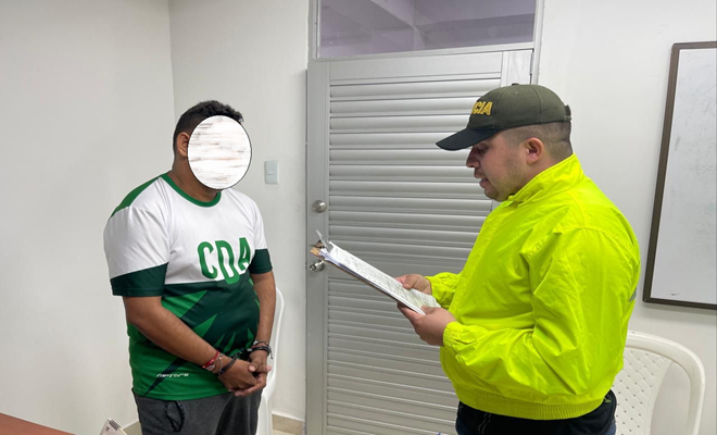 Policía dando a conocer los derechos del capturado a un hombre