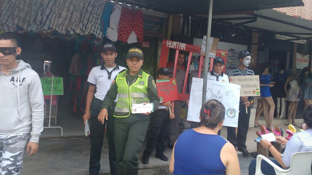 Con charlas educativas y entrega de volantes se alerta a la ciudadanía sobre modalidades delincuenciales