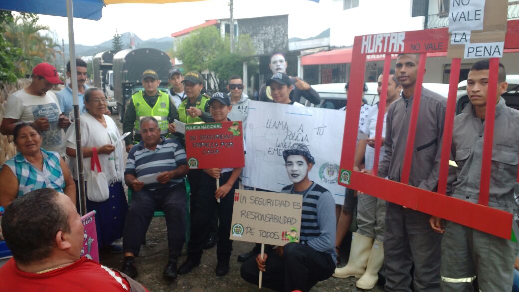 Con charlas educativas y entrega de volantes se alerta a la ciudadanía sobre modalidades delincuenciales