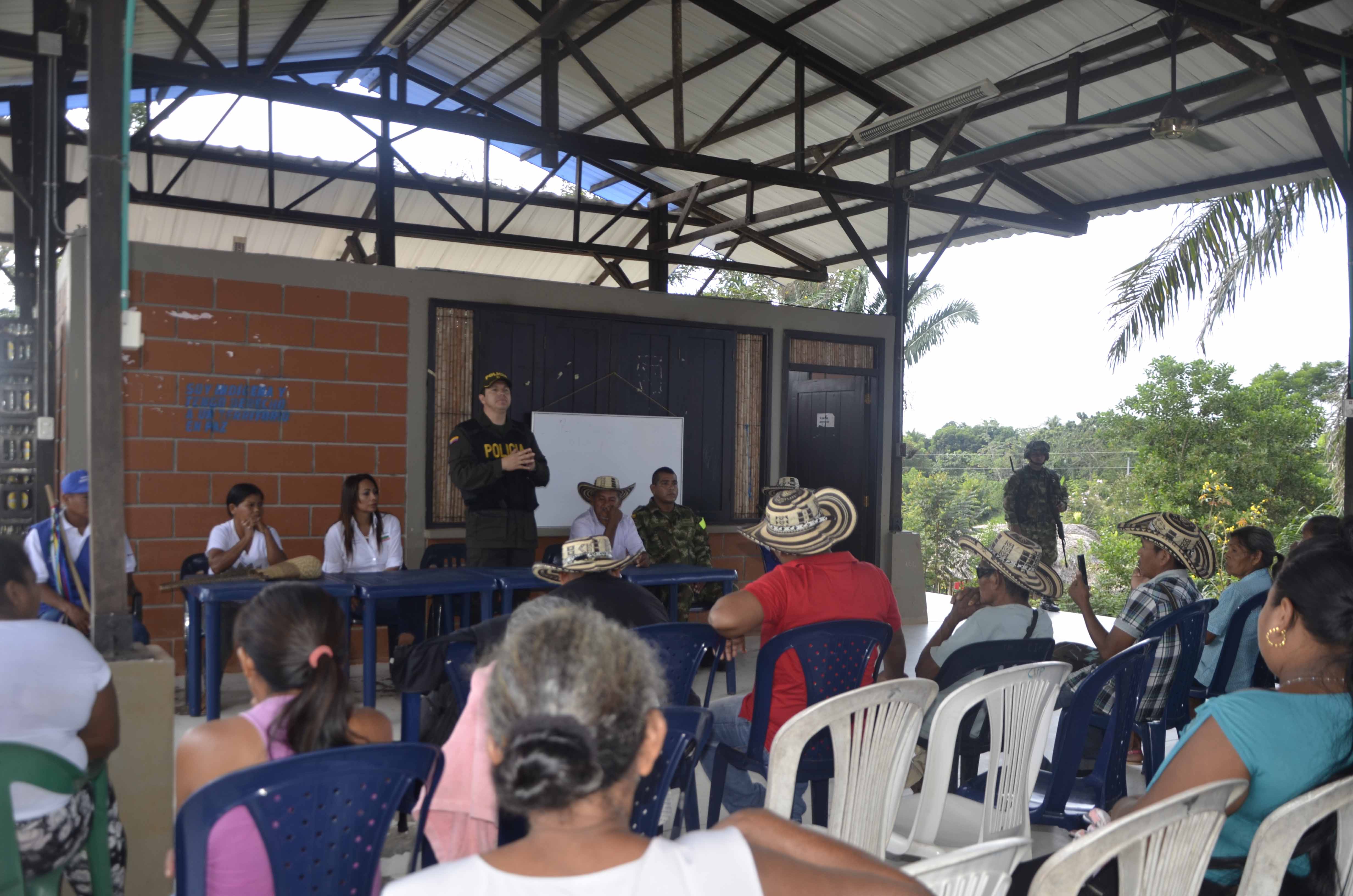 Policía-llega-al-corregimiento-el-pando-para-atender-requerimientos-de-la-comunidad-indígena-2
