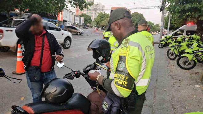 En Barranquilla, la Policía realiza controles a la prohibición de parrilleros hombres en motocicleta