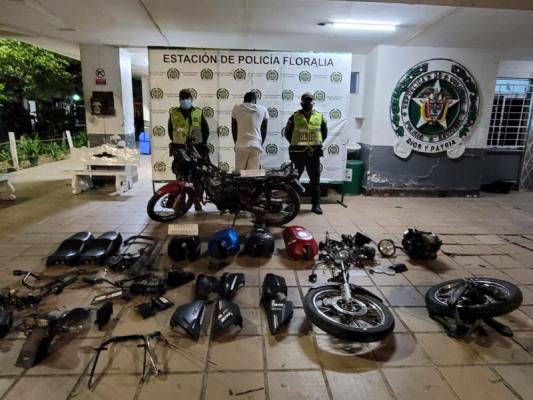 Una persona capturada- auto partes-policías custodiando