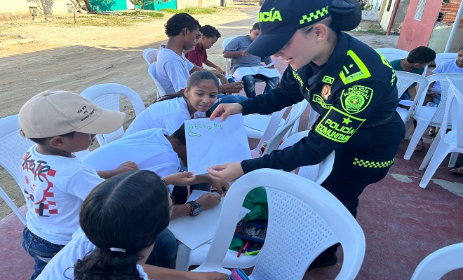 La Policía Nacional exalta la labor de la patrullera Marcela en el Día de las Madres
