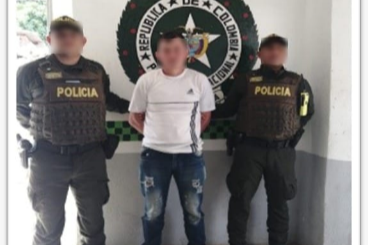 Persona capturada por orden judicial por el delito de acceso carnal violento, y actos sexuales con menor de catorce años.