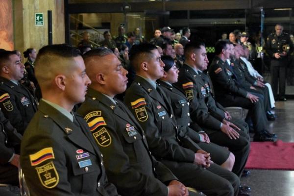 policias-listos-para-recibir-su-condecoración