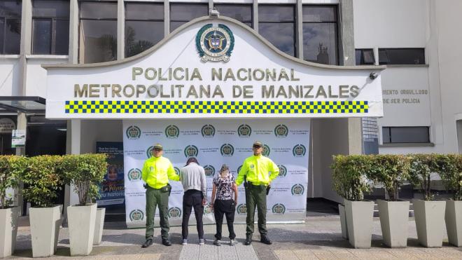 Personas capturadas-policías custodiando