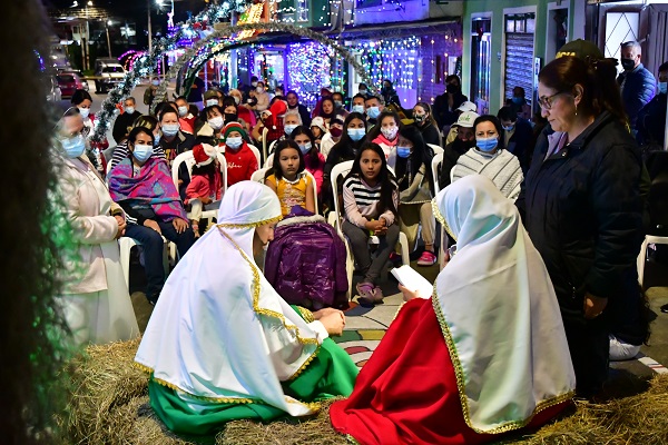 Alegrando las novenas con  Pesebre móvil 