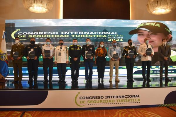 Policía recibiendo reconocimiento en la semana de la seguridad turística