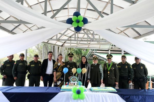 En la Escuela de Carabineros Provincia de Vélez, durante ceremonia especial fueron condecorados 64 policías