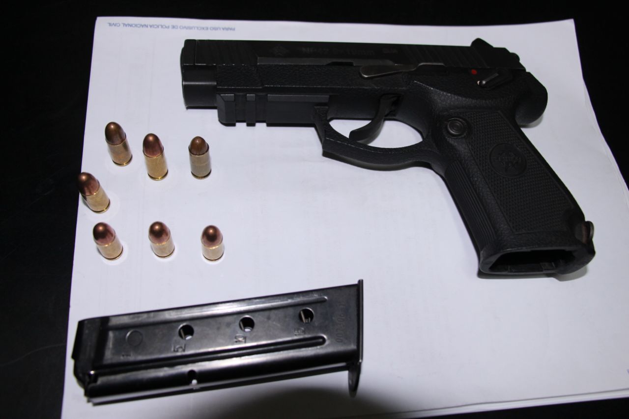 Las armas venían camufladas mediante la modalidad de caleta debajo de la tapa del repuesto del vehículo