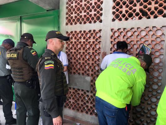 Recorriendo los entornos escolares para mitigar las problemáticas