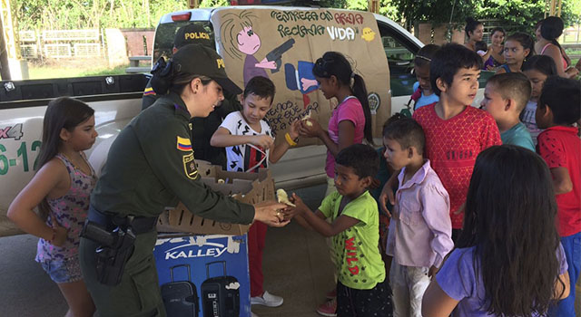 En Cabuyaro-con plan desarme-de la Policía Nacional-“entrega un arma y reclama vida” 