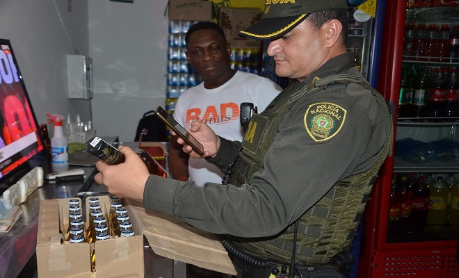 Policía Nacional realiza operativos contra el licor  adulterado y de contrabando en Barrancabermeja.