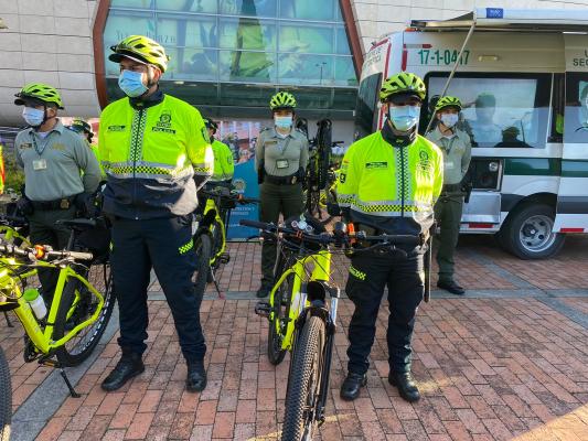 Policías formando con bicicletas