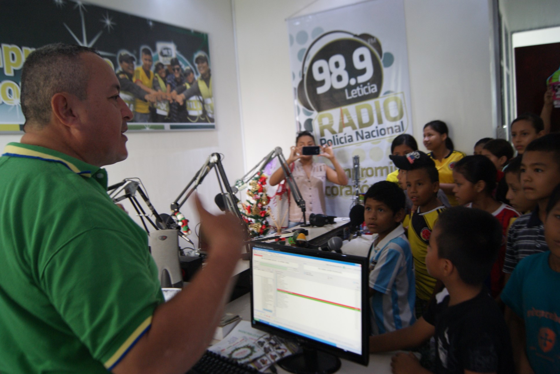 Comerciantes de la ciudad enviaron sus saludos a la comunidad a través de la radio Policía Nacional. 