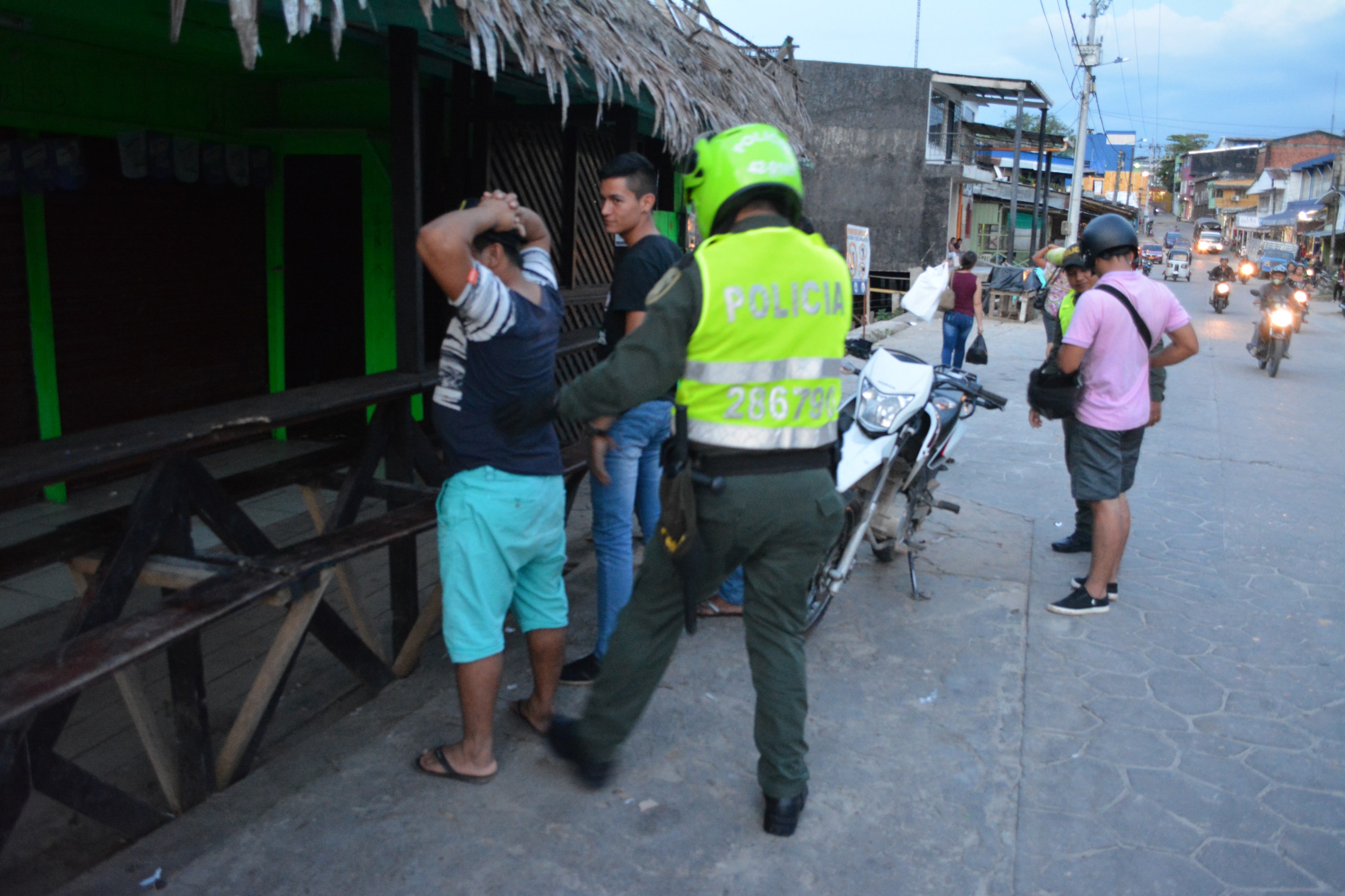 Comerciantes de la ciudad enviaron sus saludos a la comunidad a través de la radio Policía Nacional. 
