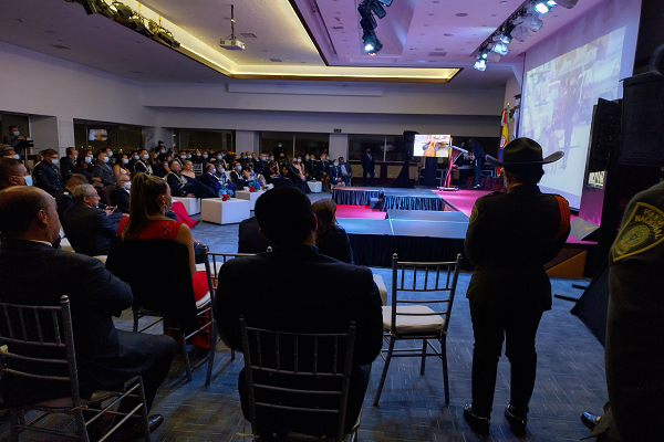 proyección de imágenes -policías observando