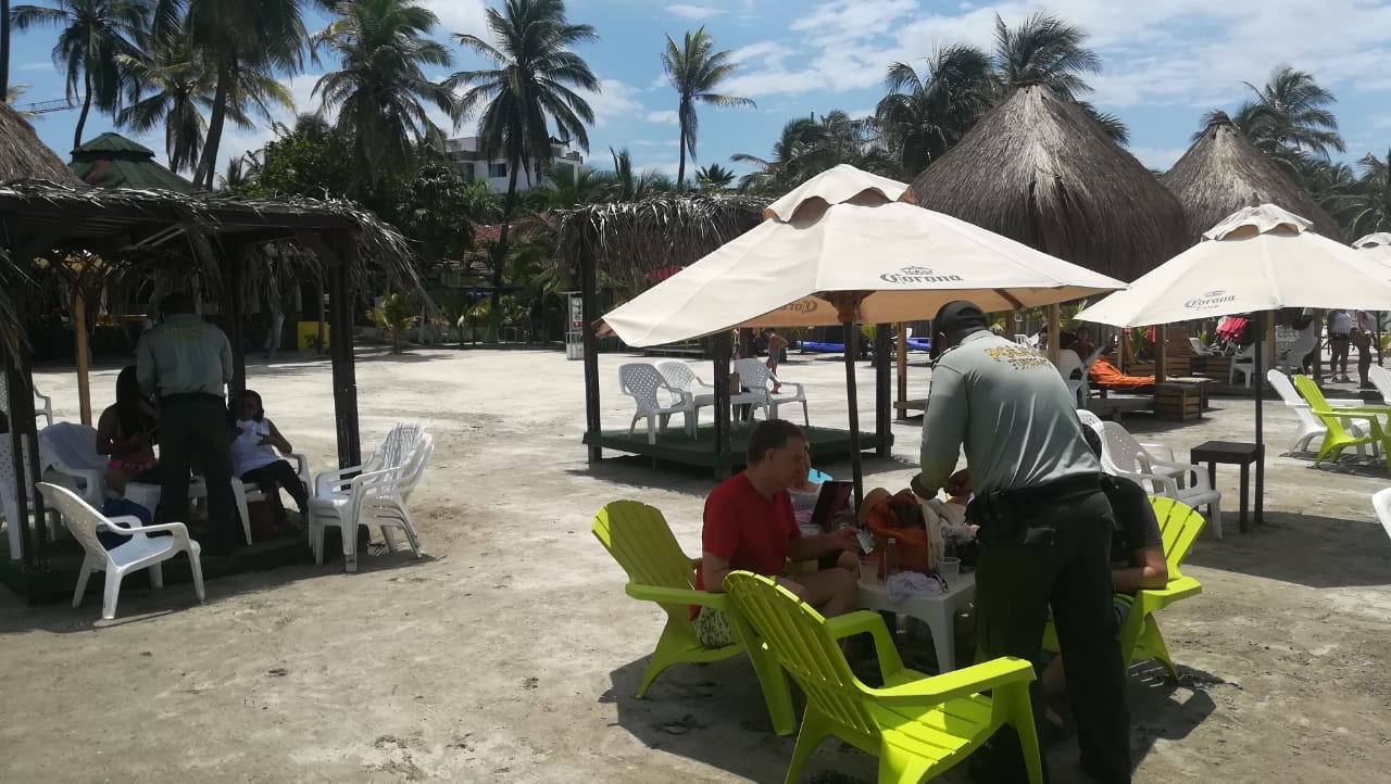 policia-de-turismo-en-playa-de-puerto-colombia