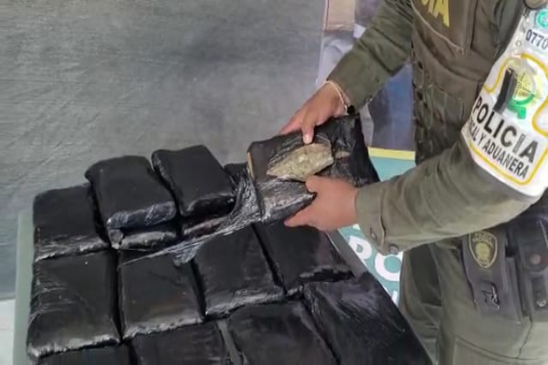 Policía inspeccionando paquetes