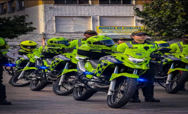Presentación de uniformados de tránsito durante rueda de prensa en el parque de la mariposa