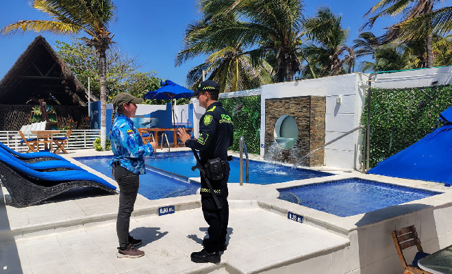 Polic&iacute;a verificando el estados de las piscinas.