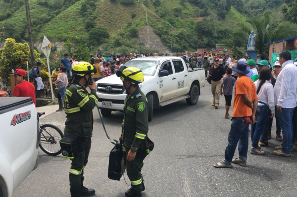 policia-ayuda-rio-cauca-colombia