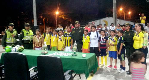 policia-campeonato-futbol-comunidades-seguras-paz-neiva