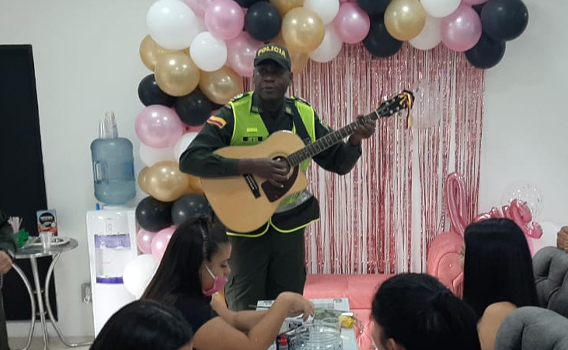 El policía soñador que le canta al amor