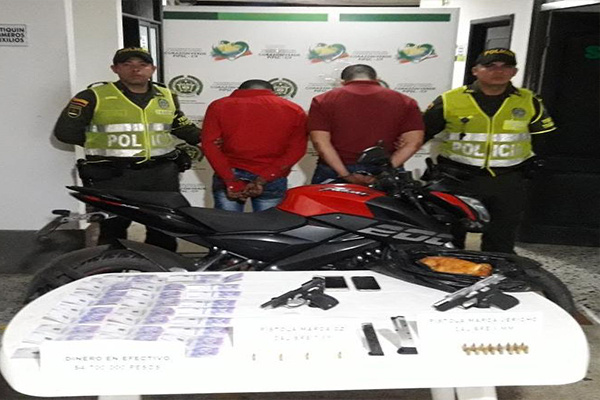 Las dos pistolas estaban camufladas en una bolsa negra con pan y dinero en efectivo