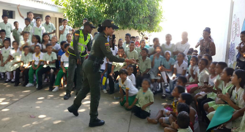 policia-colombia-construye-paz-colegios-santa-marta