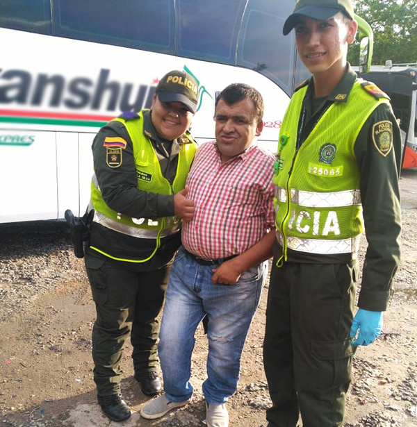 policia-colombia-manos-que-dan-amor-y-construyen-paz-neiva