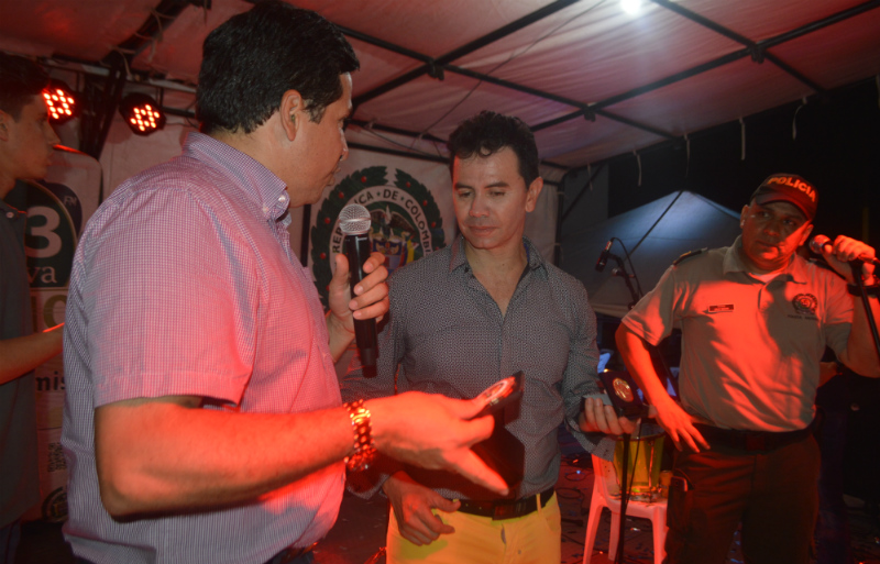 policia-colombia-regalos-ninos-neiva