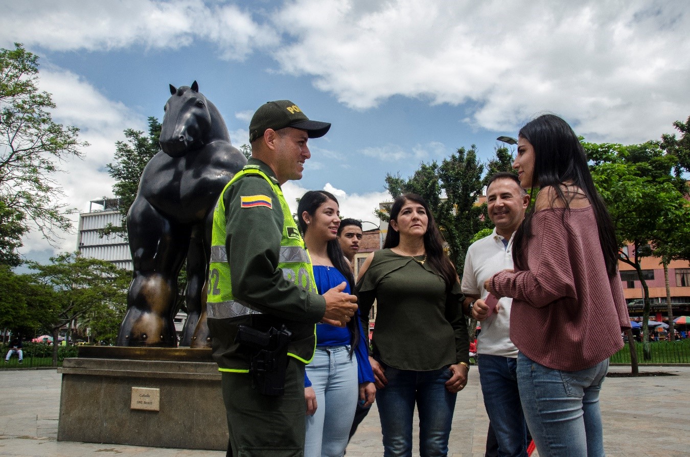 Dialogo Policía Comunidad en el centro de Medellín