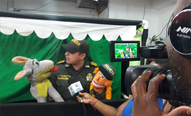 Conozca la historia de cómo este hombre lleva alegría y seguridad a través de títeres.  