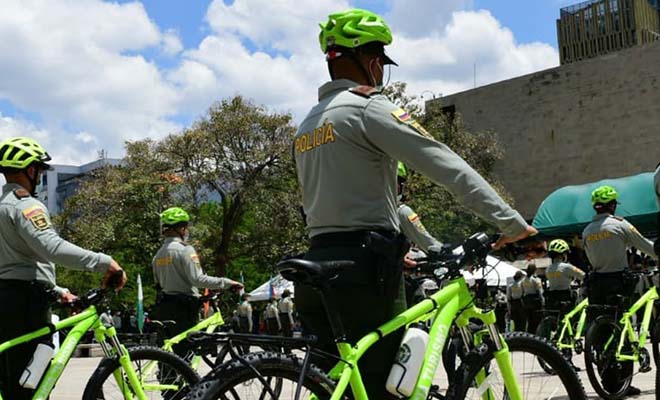policía sosteniendo las bicicletas