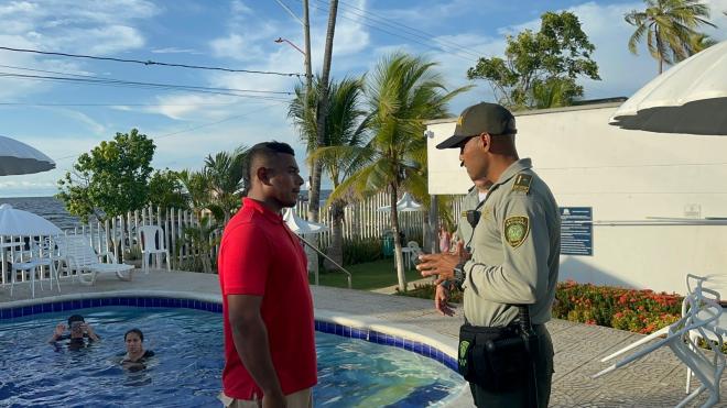 Policía de Turismo realizando actividades de prevención en las playas de Sucre 