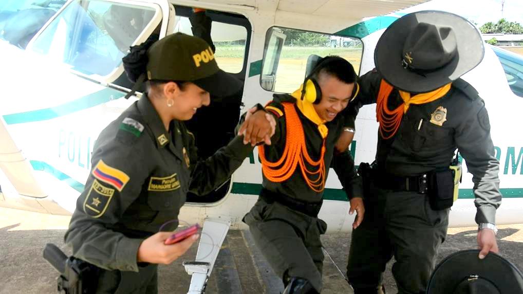 policia-vaupes-navidad-joven