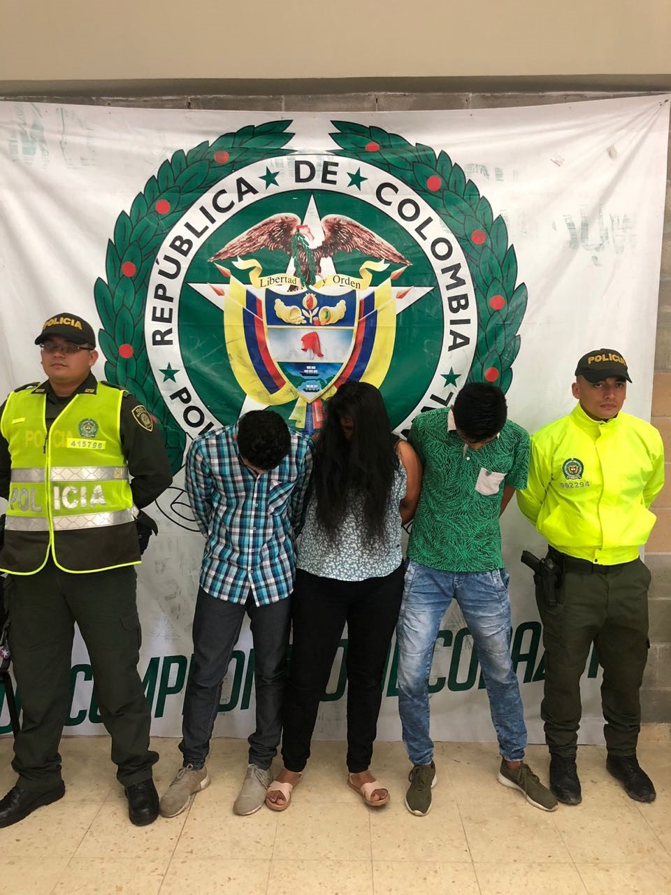 Durante el operativo fueron capturadas tres personas, entre ellas su cabecilla y mayor expendedor del municipio