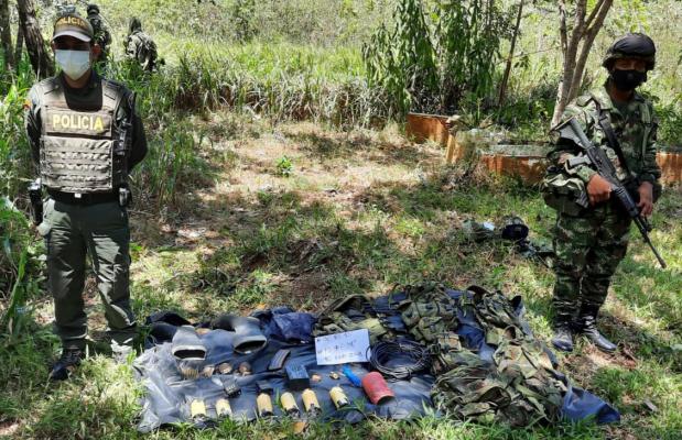 Policía-y-Ejército-hallaron-abandonado-arsenal-de-guerra-y-elementos-de-intendencia2