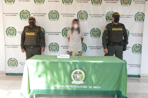 1 persona capturada-policías custodiando-arma de fuego incautada