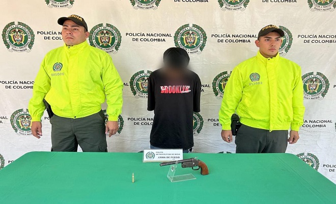 Policía captura un hombre y aprehende un adolescente con un arma acondicionada para munición de fusil